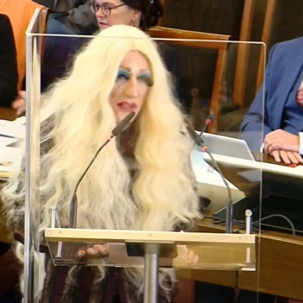 Lefty City Councillor Turns Up To Plenary Session Dressed As Drag Queen